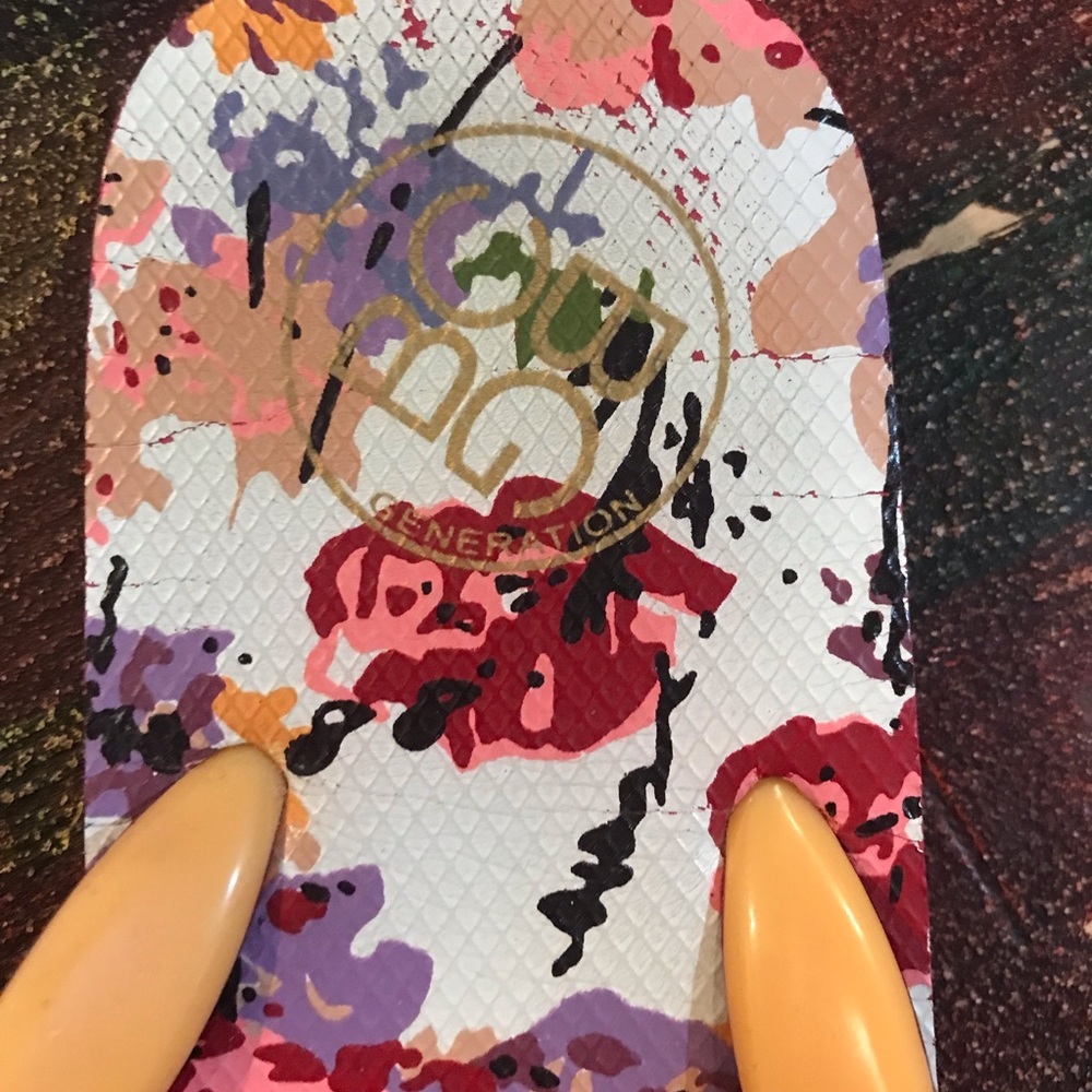 🌹BCBG Floral Flip Flops - Picture 4 of 7